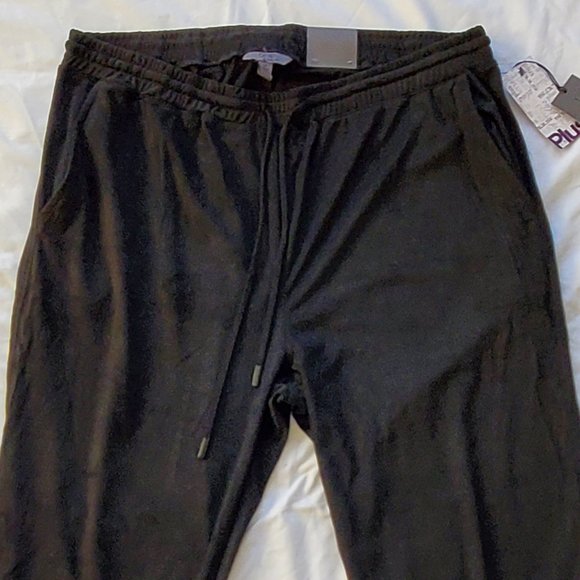 One By Chapter One Women's Black Suede Jogger Capris Pants Plus Size 1X - Picture 6 of 8